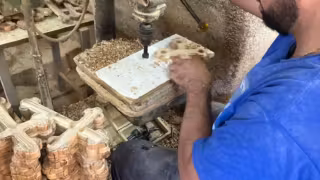 Croci e presepi in ulivo pregiato: da Corato un sostegno agli artigiani di Betlemme