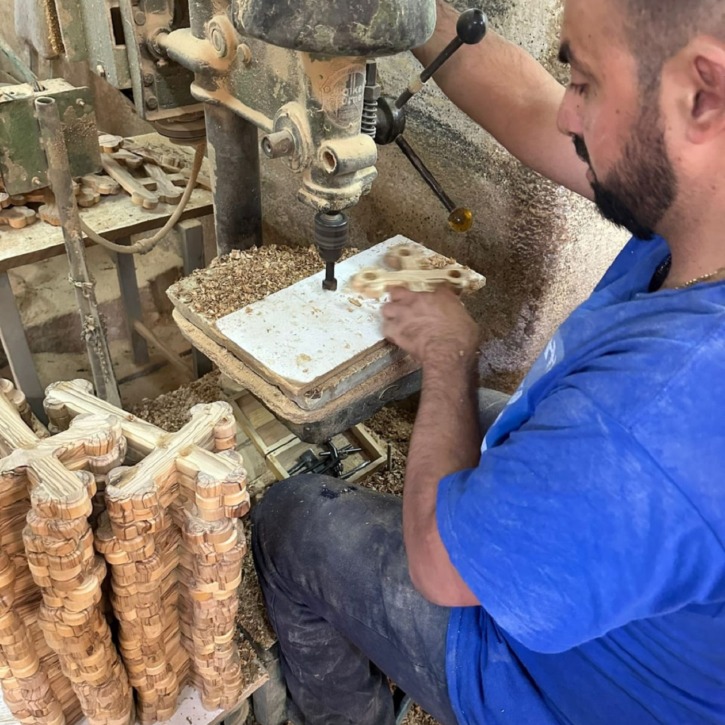 Croci e presepi in ulivo pregiato: da Corato un sostegno agli artigiani di Betlemme