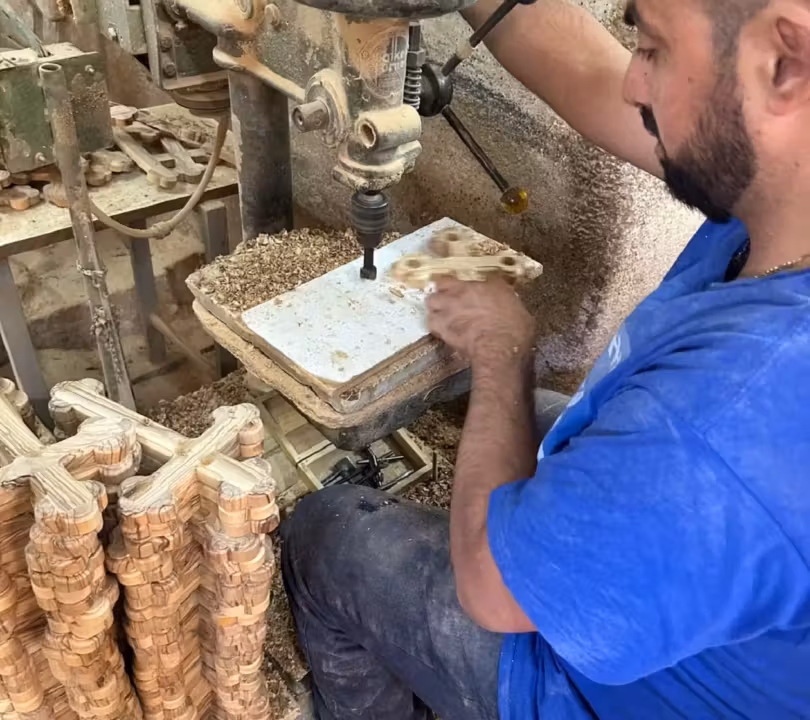 Croci e presepi in ulivo pregiato: da Corato un sostegno agli artigiani di Betlemme