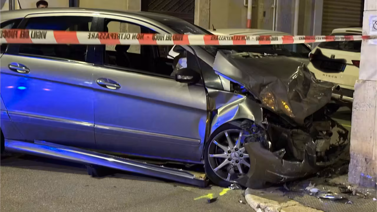 Violento scontro tra auto in Piazza Indipendenza, cinque feriti