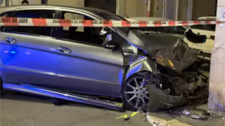 Violento scontro tra auto in Piazza Indipendenza, cinque feriti