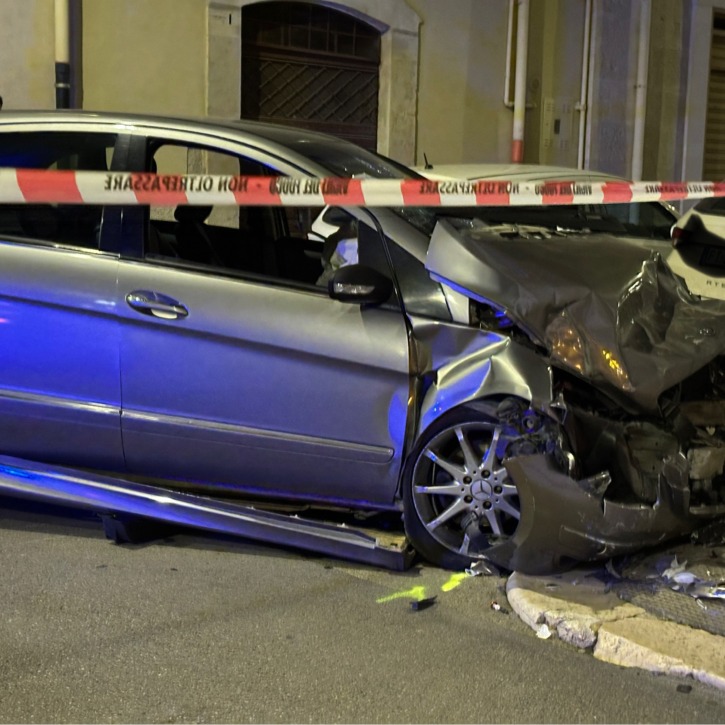 Violento scontro tra auto in Piazza Indipendenza, cinque feriti