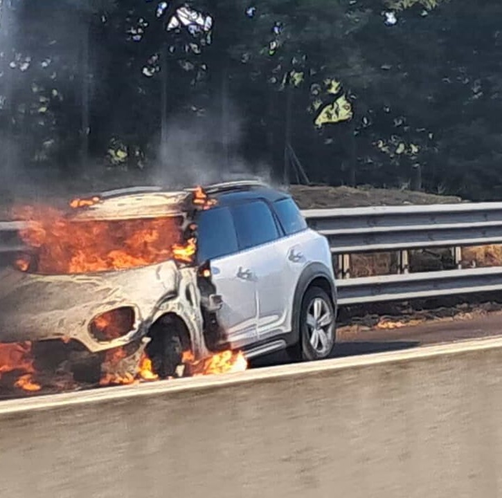 Auto a fuoco nella notte in via Gigante