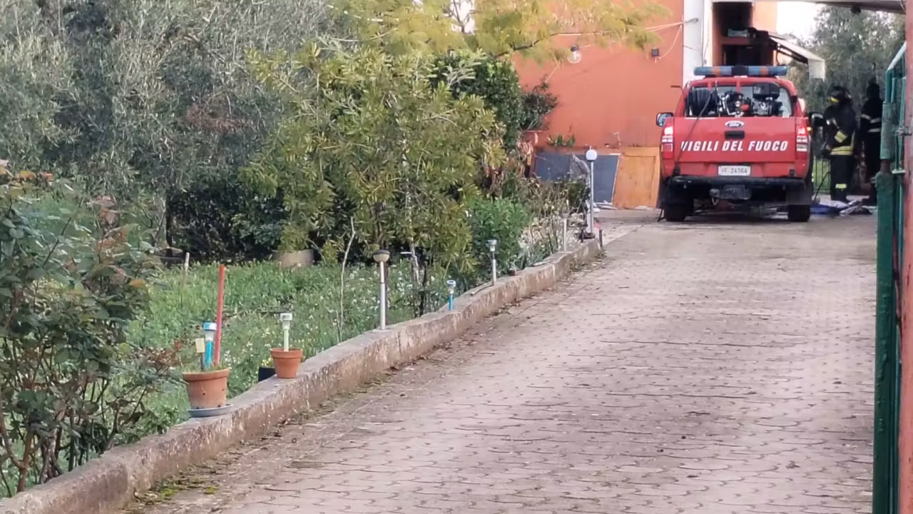 Villino in fiamme nella notte in via Notar Latea: ingenti i danni, indagini in corso