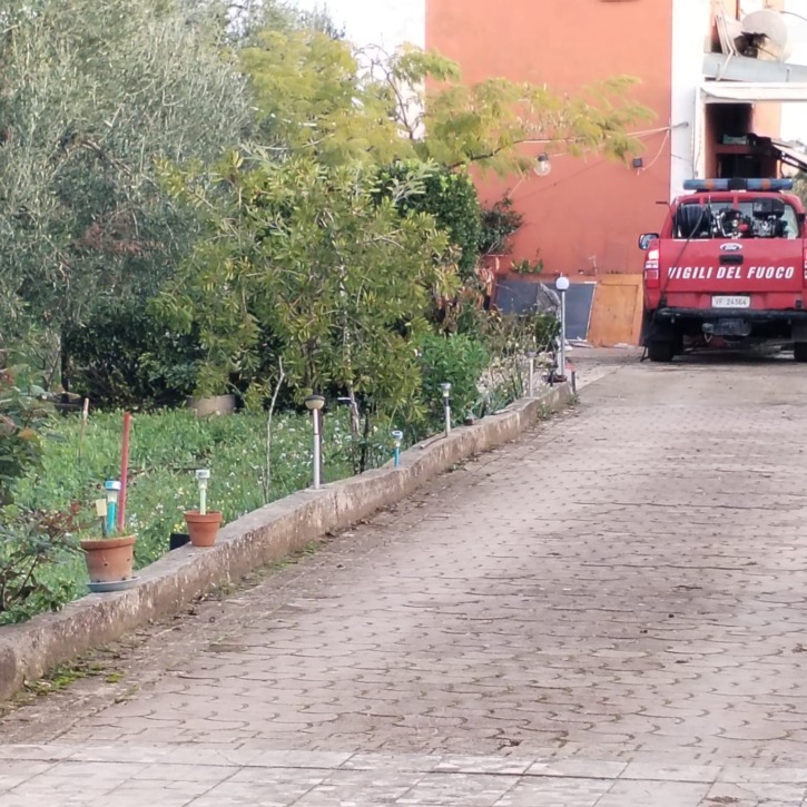 Villino in fiamme nella notte in via Notar Latea: ingenti i danni, indagini in corso