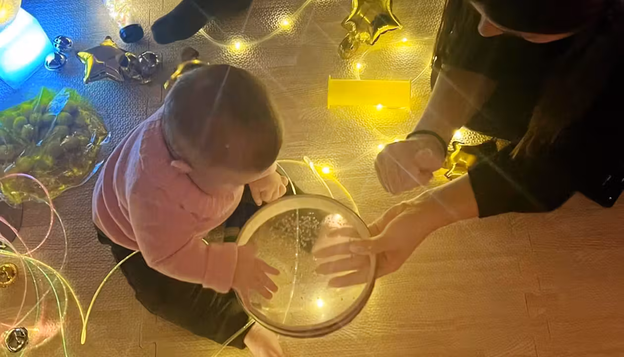 “È una notte magica”: in biblioteca il laboratorio multisensoriale per bimbi 0–24 mesi