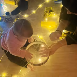 “È una notte magica”: in biblioteca il laboratorio multisensoriale per bimbi 0–24 mesi