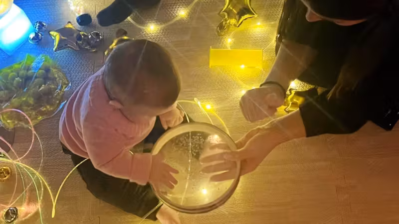 “È una notte magica”: in biblioteca il laboratorio multisensoriale per bimbi 0–24 mesi