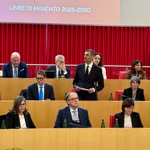 Cornicione pericolante, intervento dei vigili del fuoco alla scuola Fornelli