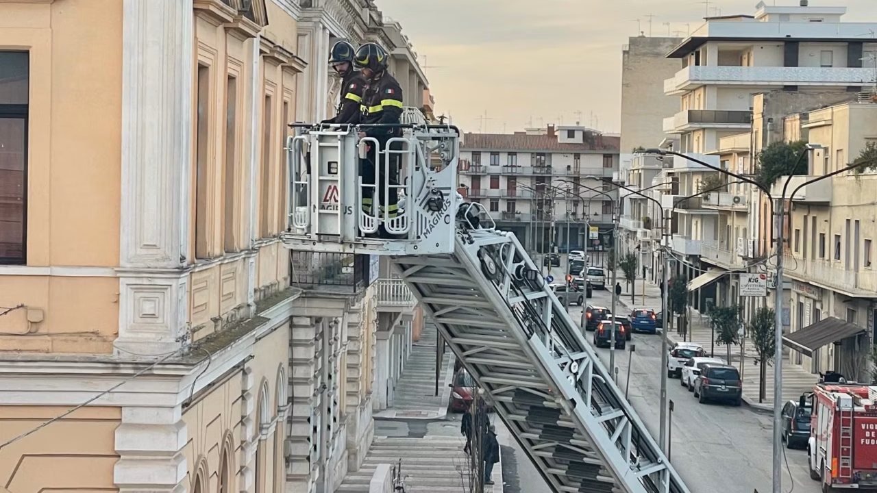 Cornicione pericolante, intervento dei vigili del fuoco alla scuola Fornelli