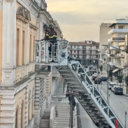 Cornicione pericolante, intervento dei vigili del fuoco alla scuola Fornelli
