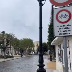 Incidente in piazza Di Vagno, più controlli sulle bici elettriche. Polizia locale: «Basta tragedie»