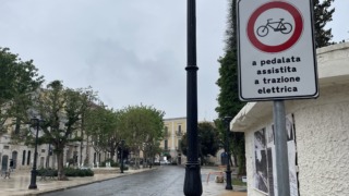 Incidente in piazza Di Vagno, più controlli sulle bici elettriche. Polizia locale: «Basta tragedie»